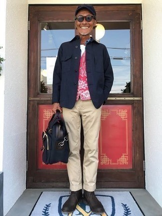 С чем носить темно-красный трикотажный жилет мужчине