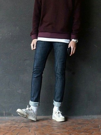 Как носить темно-красный свитшот с синими джинсами мужчине