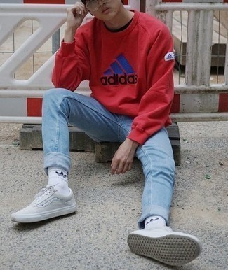 Какие джинсы носить с темно-красным свитшотем мужчине