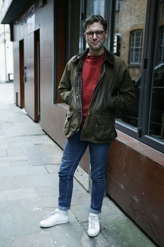 Как носить темно-красный свитшот с темно-синими джинсами мужчине