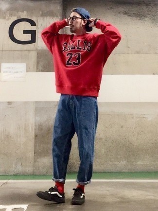 Как носить темно-красный свитшот с темно-синими джинсами мужчине