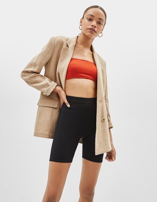 С чем носить темно-красную футболку женщине