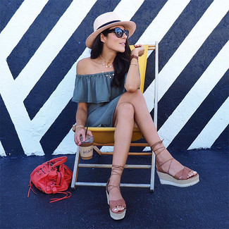 С чем носить темно-красную большую сумку