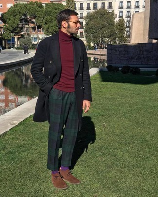 Какие ботинки дезерты носить с темно-красной водолазкой