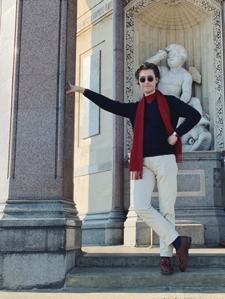 Какие ботинки дезерты носить с темно-красной водолазкой