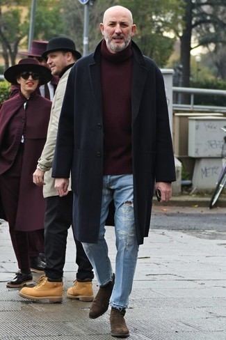 Как носить темно-красную водолазку с голубыми джинсами мужчине