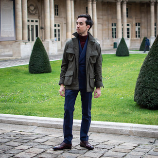 Как носить темно-красную водолазку с темно-синим костюмом в клетку