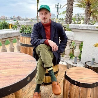 Как носить темно-красную водолазку с темно-синим длинным пальто