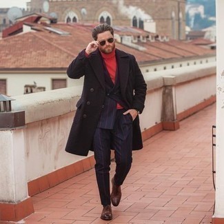 Какие костюмы носить с темно-красной водолазкой