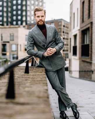 Какие костюмы носить с темно-красной водолазкой