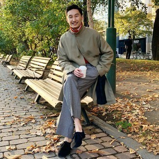 Какие плащи носить с темно-красной водолазкой мужчине