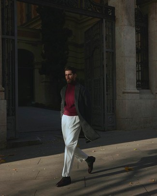 Как носить темно-красную водолазку с белыми брюками чинос