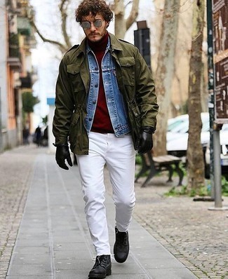 Как носить темно-красную водолазку с белыми джинсами мужчине