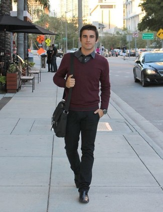 С чем носить темно-красный свитер с v-образным вырезом мужчине