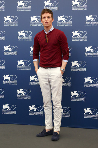 С чем носить темно-красный свитер с v-образным вырезом мужчине