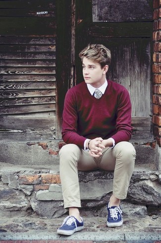 С чем носить темно-красный свитер с v-образным вырезом мужчине