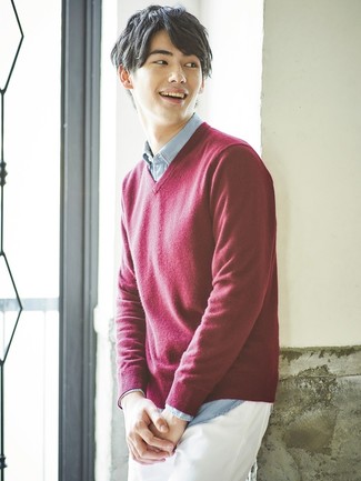 С чем носить темно-красный свитер с v-образным вырезом мужчине