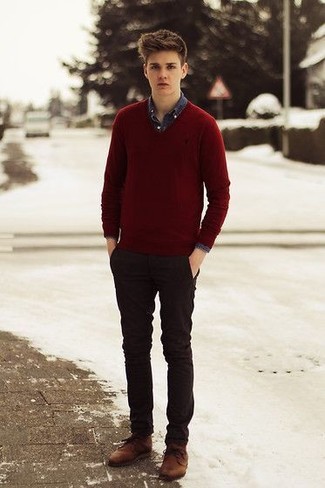 С чем носить темно-красный свитер с v-образным вырезом мужчине
