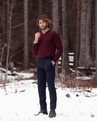 С чем носить темно-красный свитер с v-образным вырезом мужчине