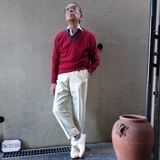 С чем носить темно-красный свитер с v-образным вырезом мужчине