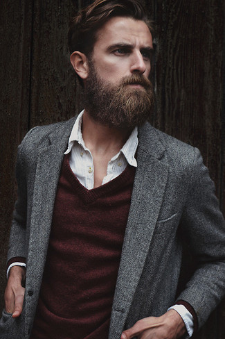 С чем носить темно-красный свитер с v-образным вырезом мужчине