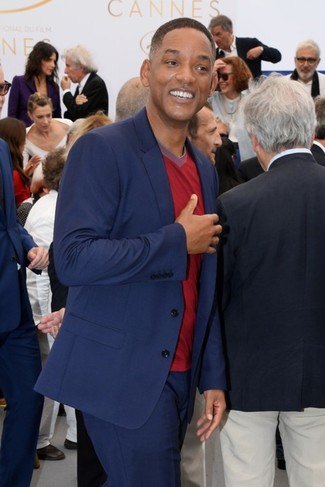 Какие костюмы носить с темно-красным свитером с v-образным вырезом