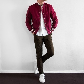 Какие брюки чинос носить с темно-красной университетской курткой