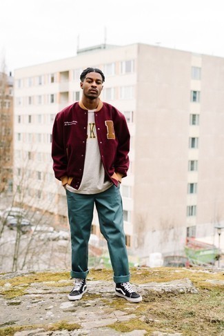 Какие брюки чинос носить с темно-красной университетской курткой