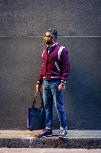 Какие джинсы носить с темно-красной университетской курткой мужчине