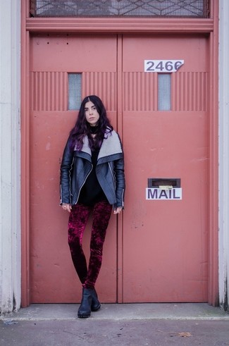 С чем носить темно-красные бархатные брюки женщине