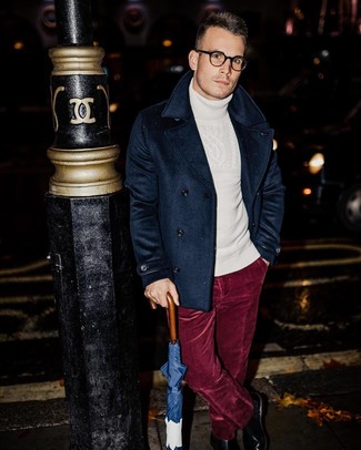 С чем носить темно-красные бархатные брюки мужчине