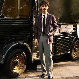 С чем носить темно-красный пиджак в вертикальную полоску мужчине