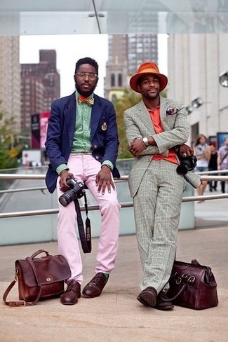 С чем носить темно-красный галстук-бабочку в вертикальную полоску мужчине