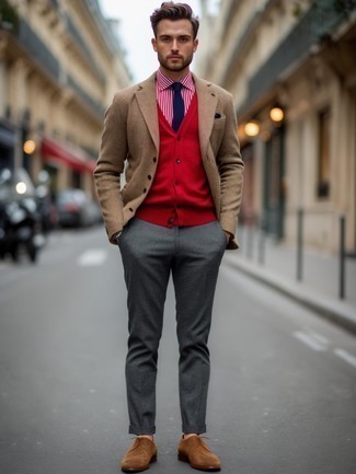 С чем носить темно-красную рубашку в вертикальную полоску мужчине