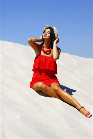 С чем носить темно-красные босоножек на танкетке