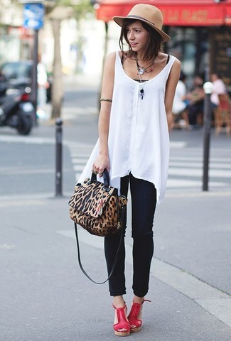 С чем носить темно-красные босоножек на танкетке