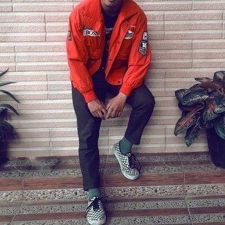 Какие брюки чинос носить с темно-красной ветровкой