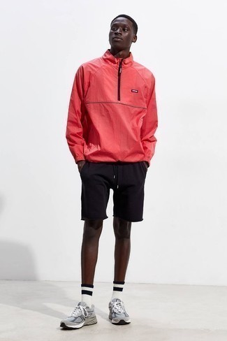 Какие шорты носить с темно-красной ветровкой мужчине