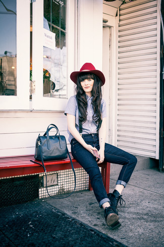 С чем носить темно-красную шерстяную шляпу женщине