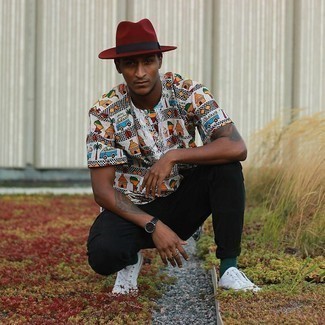 С чем носить темно-красную шерстяную шляпу мужчине