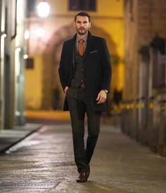 С чем носить темно-красный кожаный плетеный ремень мужчине