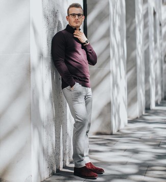 С чем носить темно-красный свитер с воротником на молнии мужчине