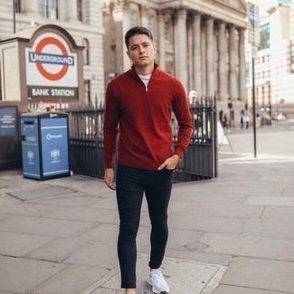 С чем носить темно-красный свитер с воротником на молнии мужчине