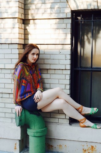 Как носить блузу на пуговицах с шортами