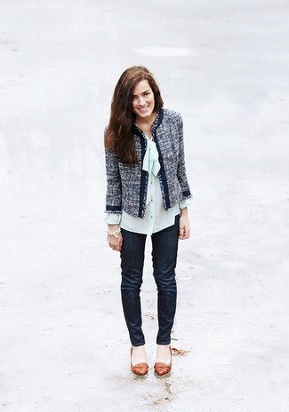 Как носить блузу на пуговицах с твидовым жакетом