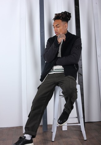 Как носить вязаный свитер с брюками карго