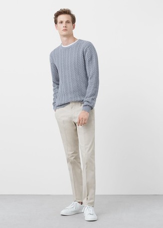 Как носить вязаный свитер с футболкой с круглым вырезом мужчине