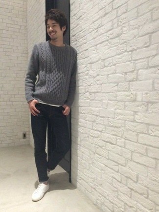 Как носить вязаный свитер с футболкой с круглым вырезом мужчине