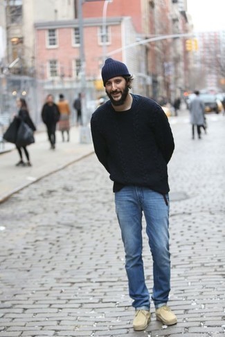 Как носить вязаный свитер с футболкой с круглым вырезом мужчине