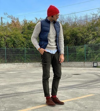 Как носить вязаный свитер с ботинками дезертами